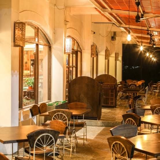 Arched dining alcoves